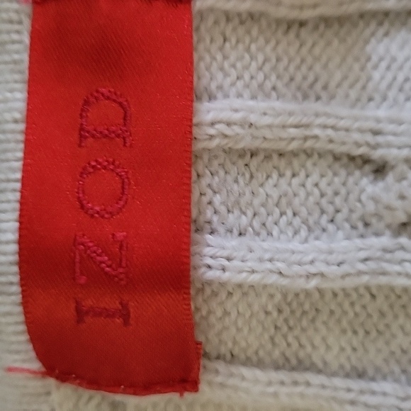 Izod Men's Cream V-Neck Sweater - Picture 3 of 4